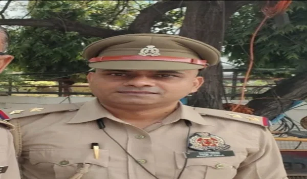 अस्पताल के बाहर घंटों खड़ी रही कार... जब दरवाजा खुला तो अंदर मिला दरोगा का शव
